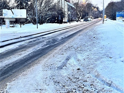 Uwaga kierowcy i piesi - ślisko na drogach!