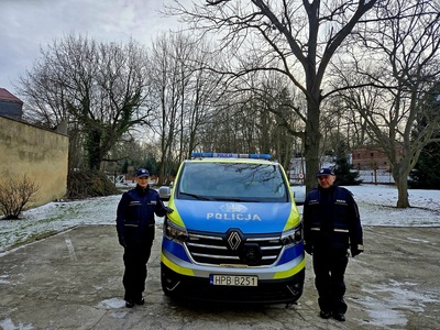 Nowy radiowóz w chojnowskiej policji – wsparcie w codziennej służbie i akcjach w terenie