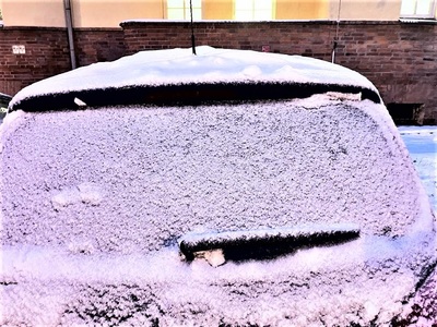 Kierowco pamiętaj o odśnieżeniu swojego samochodu przed podróżą