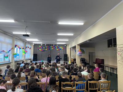 Bezpieczne ferie – spotkanie dzielnicowych z uczniami Szkoły Podstawowej nr 16 w Legnicy