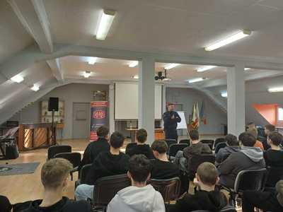 O odpowiedzialności prawnej i hejcie podczas spotkania z młodzieżą