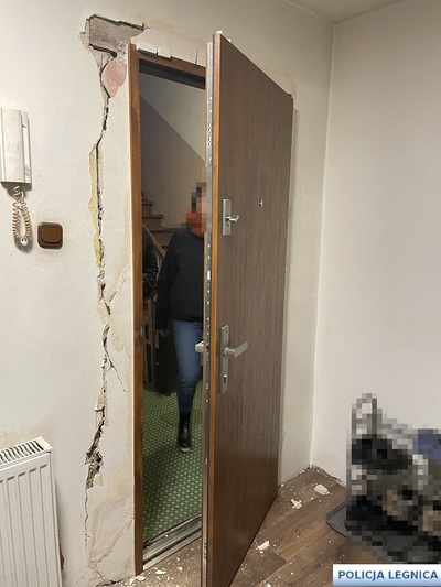 Legniccy „poszukiwacze” siłowo weszli po ściganego listem gończym, ukrywającego się mężczyznę