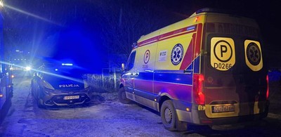 Policjanci z Chojnowa uratowali mężczyznę z płonącego budynku