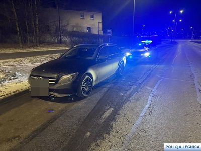 Jechał z otwartym bagażnikiem. Kierowca miał 2 promile alkoholu