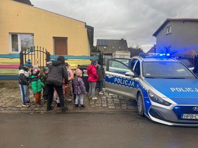 Policjanci rozmawiali o bezpieczeństwie z przedszkolakami z „Miedzianego Krasnoludka” w Legnicy