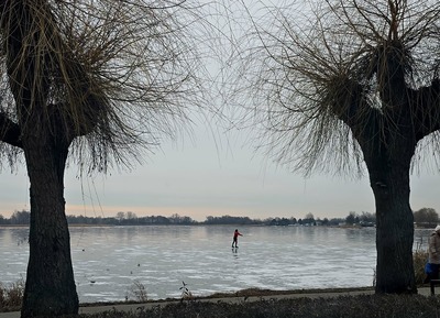 Uwaga! Nie ryzykuj na zamarzniętych akwenach