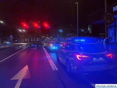 Obywatelskie ujęcie nietrzeźwej kierującej w Legnicy. 71-latka miała ponad promil alkoholu i zakaz prowadzenia pojazdów