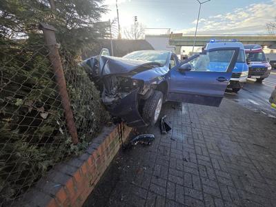 Brawurowa ucieczka ulicami Legnicy zakończona kolizją. 23-latek bez uprawnień zatrzymany