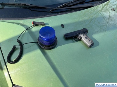 34-latek zatrzymany po pościgu. Był poszukiwany dwoma listami gończymi, miał dożywotni zakaz kierowania pojazdami i wiele na sumieniu