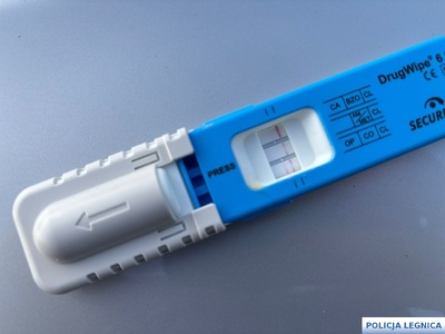 Pod wpływem narkotyków i bez uprawnień do kierowania. Zostali zatrzymani przez policjantów