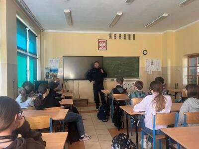 Policjanci odwiedzili uczniów w SP 9 w Legnicy