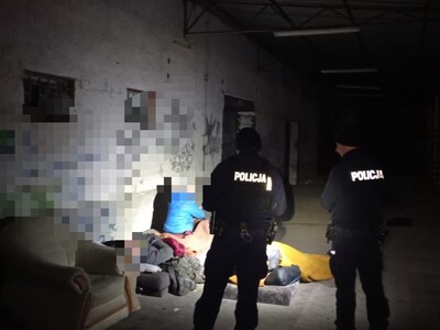 Policjanci liczą osoby w kryzysie bezdomności razem dla bezpieczeństwa i pomocy