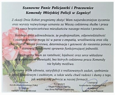Życzenia od kierownictwa dla kobiet z Komendy Miejskiej Policji w Legnicy
