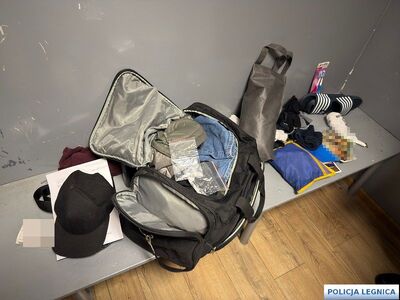 Partnerki zatrzymanego przyszły do komendy z torbą dla niego. Policjanci znaleźli w niej narkotyki