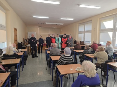 Uczniowie VII LO w Legnicy edukują seniorów wspólne działania na rzecz bezpieczeństwa