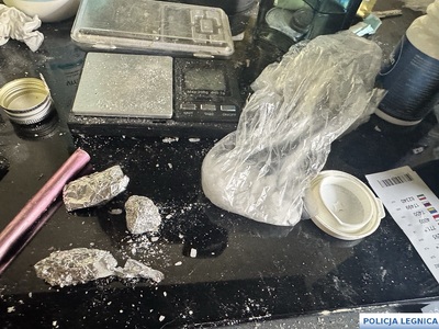 Nielegalne papierosy i narkotyki ujawnione przez legnickich policjantów