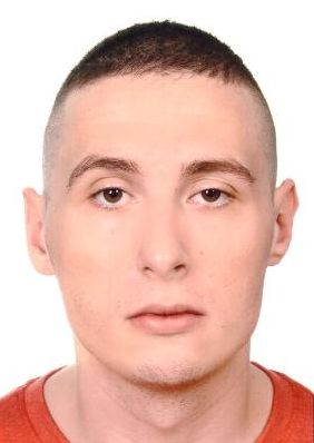 zdjęcie biometryczne Kamila Stasiaka ubranego w pomarańczowy sweter