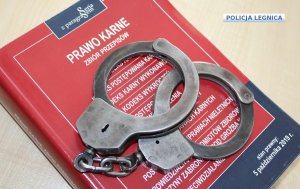 kajdanki leżą na kodeksie