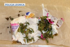 susz roślinny koloru zielono-brunatnego w papierku po dropsie