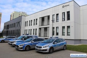 pięć radiowozów policyjnych zaparkowanych jest pod budynkiem Komendy Miejskiej Policji w Legnicy przy ulicy Staffa 2