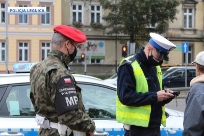 Policjanci apelują o przestrzeganie zakazów wynikających z objęcia obszaru całego kraju „strefą czerwoną”