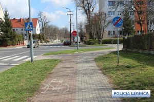 Znaki na chodnikach i ulicach
