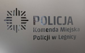 napis na szkle Komenda Miejska Policji w Legnicy