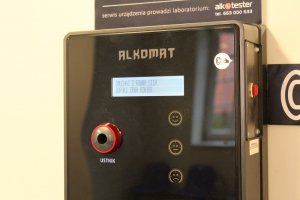 urządzenie w kolorze czarnym do pomiaru alkoholu w wydychanym powietrzu