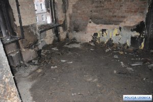 zniszczone pomieszczenie mieszkalne po pożarze