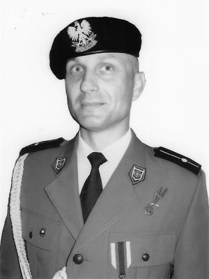 podkom. Mariusz Koziarski - zdjęcie portretowe policjanta ubranego w galowy mundur