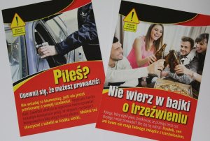 dwie ulotki leżą obok siebie, broszura z lewej strony przedstawia policjanta badającego trzeźwość kierującego siedzącego za kierownicą pojazdu a pod spodem napis &quot;Piłeś? Upewnij się, że możesz prowadzić oraz &quot;Nie wsiadaj za kierownicę, jeśli nie jesteś przekonany o swojej trzeźwości. Ryzyko jest bardzo duże. Zawartość alkoholu w organizmie można sprawdzić na każdym komisariacie policji. W sklepach i na stacjach benzynowych za kilka złotych kupisz alkotest. Możesz też skorzystać z tabelki w środku ulotki.&quot; Broszura z prawej strony przedstawia dwóch mężczyzn i dwie kobiety, którzy trzymają butelki w rękach i wznoszą toast a poniżej napis &quot;nie wierz w bajki o trzeźwieniu. Kolega, który wypił piwo przekonuje, że przekąsi teraz coś tłustego i może prowadzić? Nie daj się nabrać. Posiłek, sen ani kawa nie mają żadnego związku z trzeźwieniem.&quot;