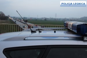 policyjny radiowóz stoi na wiadukcie autostrady a-4