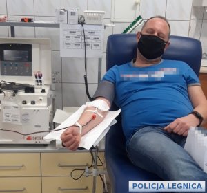 policjant leży na łóżku i oddaje krew