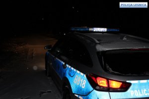 radiowóz policyjny stojący na zaśnieżonej drodze