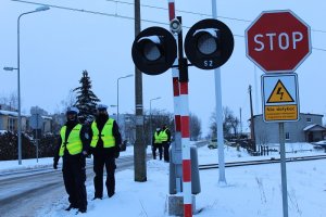 policjanci stoją przy przejeździe kolejowym