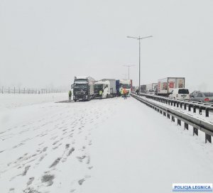 jezdnia zaśnieżona na której doszło do zdarzeń drogowych