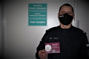 komendant stoi przy pokoju punktu szczepień