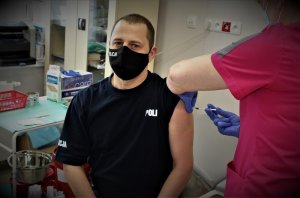 Komendant w trakcie szczepienia