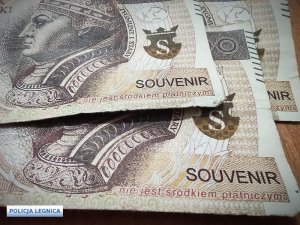 napisy na trzech nieautentycznych banknotach o nominale 200 złotych &quot;souvenir, nie jest środkiem płatniczym&quot;