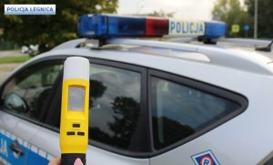 Żółte urządzenie do badania alkoholu w wydychanym powietrzu.
