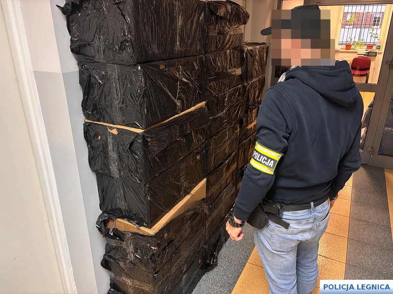 Mocne uderzenie legnickich policjantów w przestępczość akcyzową. Zabezpieczyli ponad 13 tysięcy nielegalnych e-papierosów